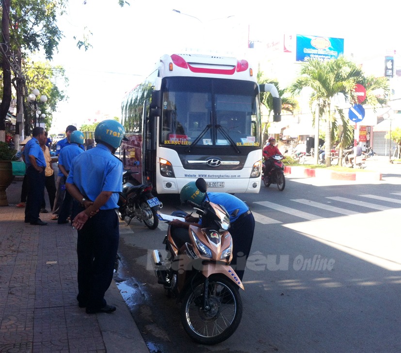 Núp bóng xe chạy hợp đồng