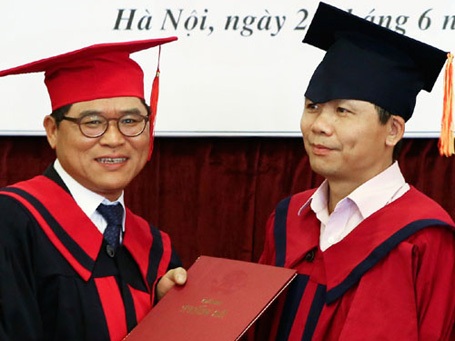 Người nước ngoài đầu tiên là Tiến sĩ Quan hệ quốc tế tại Việt Nam