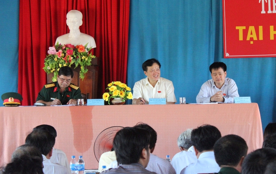  Đoàn đại biểu Quốc hội tỉnh Quảng Ngãi tiếp xúc cử tri ở huyện đảo Lý Sơn.