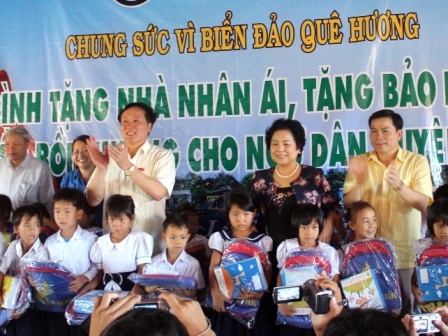 PGS,TS Nguyễn Hòa Bình cùng các đại biểu tặng quà cho học sinh nghèo huyện đảo Lý Sơn, Quảng Ngãi.
