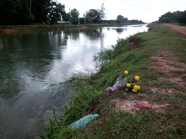 Xe môtô lao xuống kênh K13, một người chết