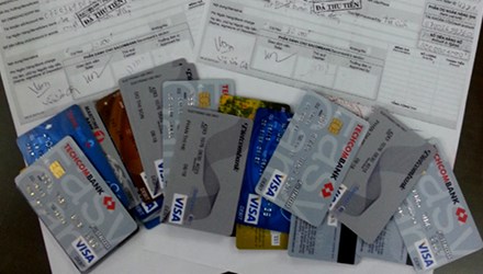 Giấy biên nhận nạn nhân nộp tiền và những chiếc thẻ được chúng rút tiền của các bị hại