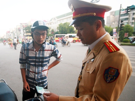 Tổng kiểm tra xử lý vi phạm về mũ bảo hiểm