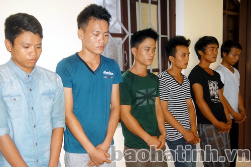 Bị ném đá trên đường, chém người trả thù