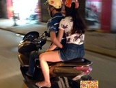 Nhức mắt hình ảnh nam thanh niên sờ soạng bạn gái khi đi xe máy