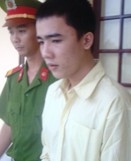 Bé gái khóc nức nở, xin giảm tội hiếp dâm cho người tình