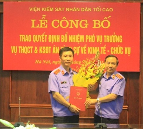  Phó Viện trưởng VKSNDTC Bùi Mạnh Cường trao quyết định bổ nhiệm Phó Vụ trưởng Vụ 1 cho đồng chí Trần Huy.