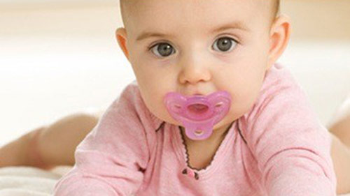 Những tác hại không ngờ từ núm vú giả