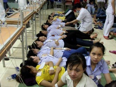 Hàng trăm công nhân nhập viện có dấu hiệu ngộ độc thực phẩm