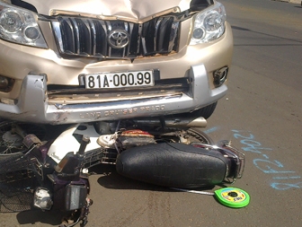 Xế hộp kéo lê xe máy hơn 10m, một người tử vong