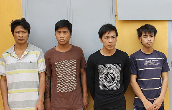 2 con ngựa kéo 7 thanh niên vào trại