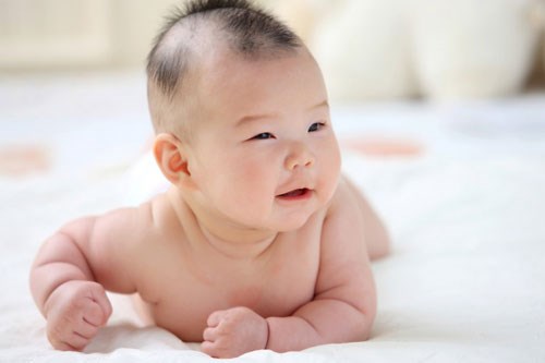 Vì sao không nên cạo trọc đầu cho trẻ