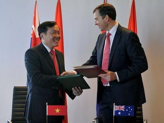  Viện trưởng Nguyễn Hòa Bình và Bộ trưởng Tư pháp Australia Michael Keenan trao Hiệp định. Ảnh: Đỗ Vân.