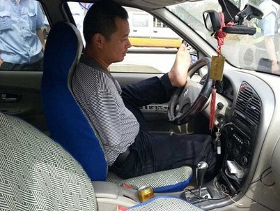 Cụt 2 tay vẫn lái ô-tô như bay trên đường