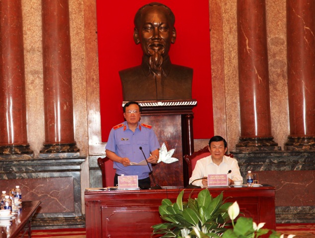 Viện trưởng VKSNDTC Nguyễn Hòa Bình trình bày báo cáo tại buổi làm việc