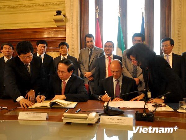 Bộ trưởng Trần Đại Quang và Bộ trưởng Angelino Alfano ký kết Hiệp định về hợp tác đấu tranh phòng, chống tội phạm. (Ảnh: Phạm Thành/Vietnam+)