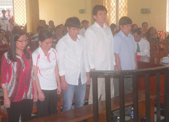 Ăn chặn tiền học sinh, hiệu trưởng, giáo viên ra hầu tòa