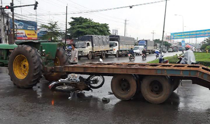 Xe máy chui vào gầm xe máy cày, hai thanh niên thoát chết