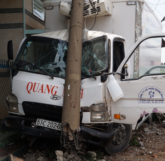 Xe tải mất thắng, đâm gãy 2 trụ điện
