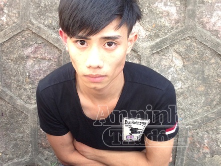 Gặp 141 , nhảy vọt qua triền đê vì mang cỏ trong túi quần