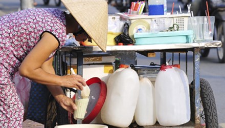 Nguy cơ ngộ độc vì sữa đậu nành bán rong