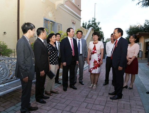 Bộ trưởng Trần Đại Quang nói chuyện với cán bộ, công nhân viên Đại sứ quán Việt Nam tại Cộng hòa I-ta-li-a