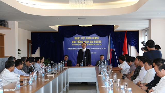 Bộ trưởng Trần Đại Quang đến thăm và nói chuyện với cộng đồng người Việt Nam tại Cộng hòa Séc.