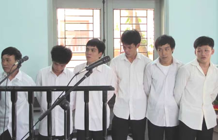 Cả bọn xộ khám