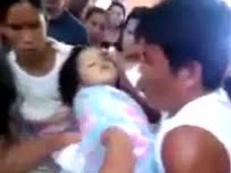 Bé gái 3 tuổi bất ngờ tỉnh lại trong đám tang