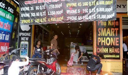 Một cửa hàng điện thoại di động bị chọi sơn và phân bò