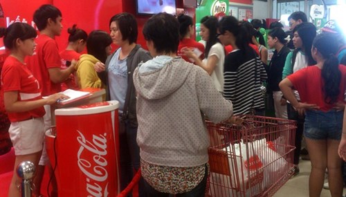 Khắc tên trên lon Coca Cola Người tiêu dùng Việt là bầy cừu ngoan