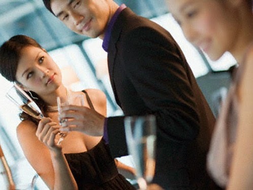 Chồng bảo vào khách sạn với gái chỉ để uống cà phê