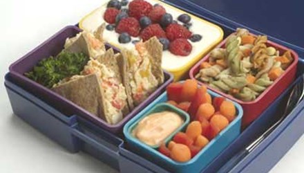 Dùng đồ nhựa đựng thức ăn nóng Mẹ vô sinh, con dậy thì sớm