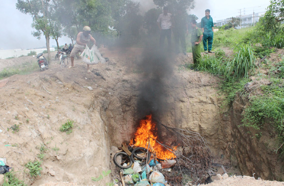 Chở thịt heo thối trên đường bị phát hiện