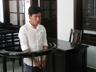 Đập vỡ kính để đột nhập nhà dân