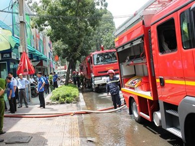 Cháy siêu thị Co opmart giữa TPHCM, hàng trăm người tháo chạy