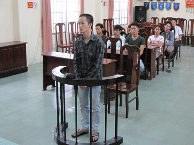 Vào tù vì không chịu bỏ nàng tiên nâu