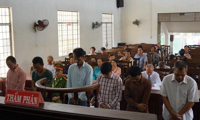 Xét xử băng nhóm lừa đảo, chiếm đoạt iPhones