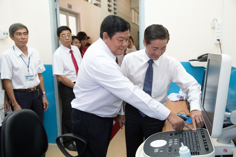 Agribank Quận 5 tặng 1,2 tỉ đồng thiết bị y tế cho Bệnh viện Bình Dân