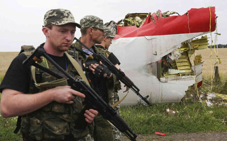 Quân nổi dậy tại hiện trường vụ máy bay MH17 rơi ở Ukraine.