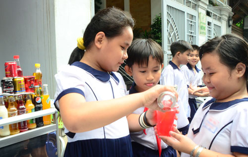 Nước tăng lực chứa caffeine dễ gây hại cho trẻ