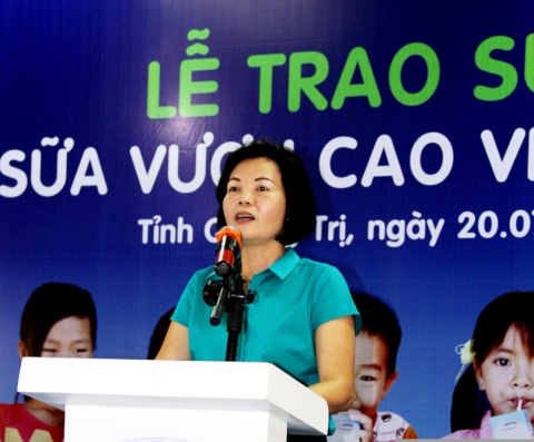 Bà Bùi Thị Hương - Giám đốc Đối ngoại Công ty Cổ phần Sữa Việt Nam – Vinamilk, phát biểu tại buổi lễ trao sữa cho trẻ em nghèo tại Thị xã Quảng Trị