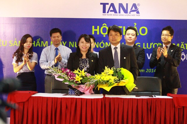 Bà Nguyễn Thị Mai Phương – Chủ tịch HĐQT, Tổng giám đốc Tập đoàn Tân Á Đại Thành ký kết hợp đồng hợp tác với Ông Kim Young Hyo – Tổng giám đốc Công ty Posco VNPC