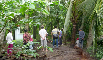 Tự thiêu bên mộ chồng