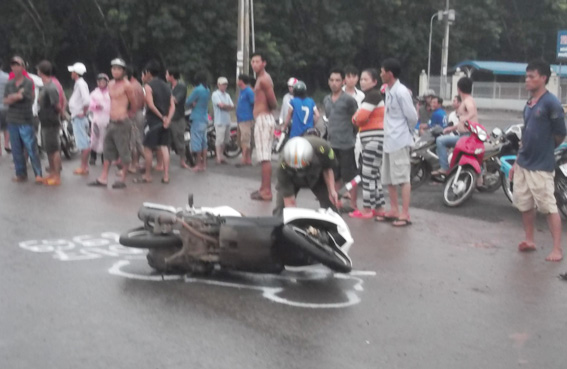 Xe máy va vào xe tải, một người bị nguy kịch