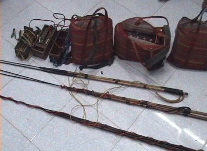 Bắt 4 đối tượng dùng xung điện trộm cá