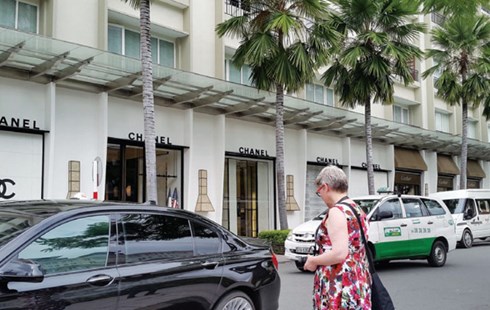 Hàng xách tay tràn lan trên thị trường tiêu dùng Việt Nam