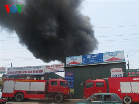 Hà Nội Đang cháy lớn tại kho hàng ở Văn Điển