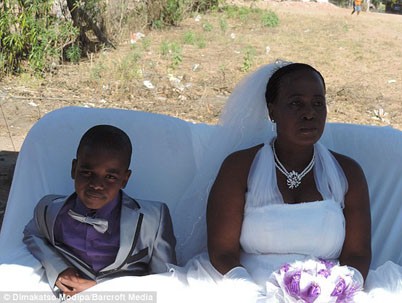 Chú rể 9 tuổi tái hôn với cô dâu ngoài 60 tuổi