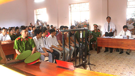 Vụ đốt xe của Cảnh sát giao thông Công an huyện Tánh Linh Hai lần phải hoãn phiên tòa